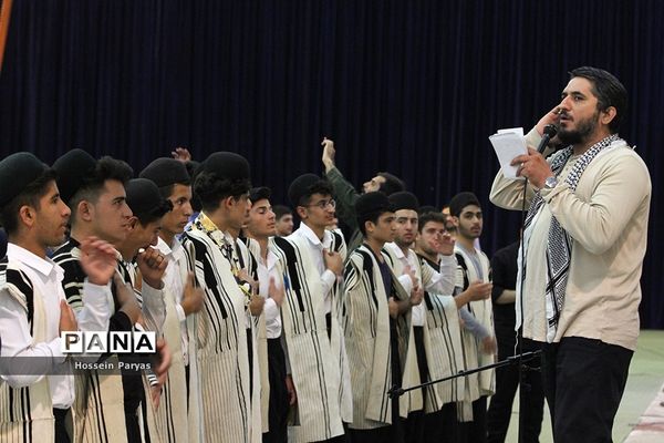 همایش دانش‌آموزی در مصلی بزرگ امام خمینی(ره) قبل از دیدار با مقام معظم رهبری