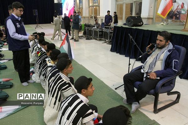 همایش دانش‌آموزی در مصلی بزرگ امام خمینی(ره) قبل از دیدار با مقام معظم رهبری