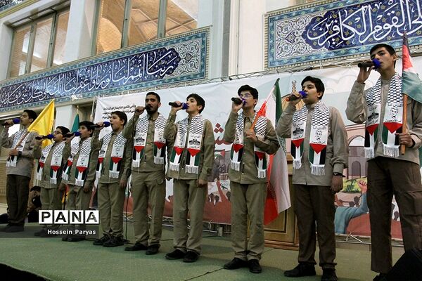 همایش دانش‌آموزی در مصلی بزرگ امام خمینی(ره) قبل از دیدار با مقام معظم رهبری