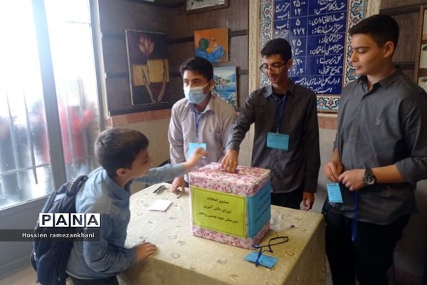 انتخابات پرشور شورای دانش‌آموزی در دبیرستان استعدادهای درخشان شهید بهشتی رودهن