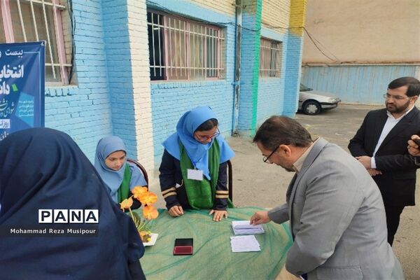 برگزاری انتخابات شورای دانش‌آموزی دبیرستان عطیه 2 ملارد