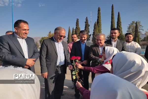 استقبال دانش‌آموزان و فرهنگیان شهرستان سروستان از مدیرکل آموزش و پرورش استان فارس