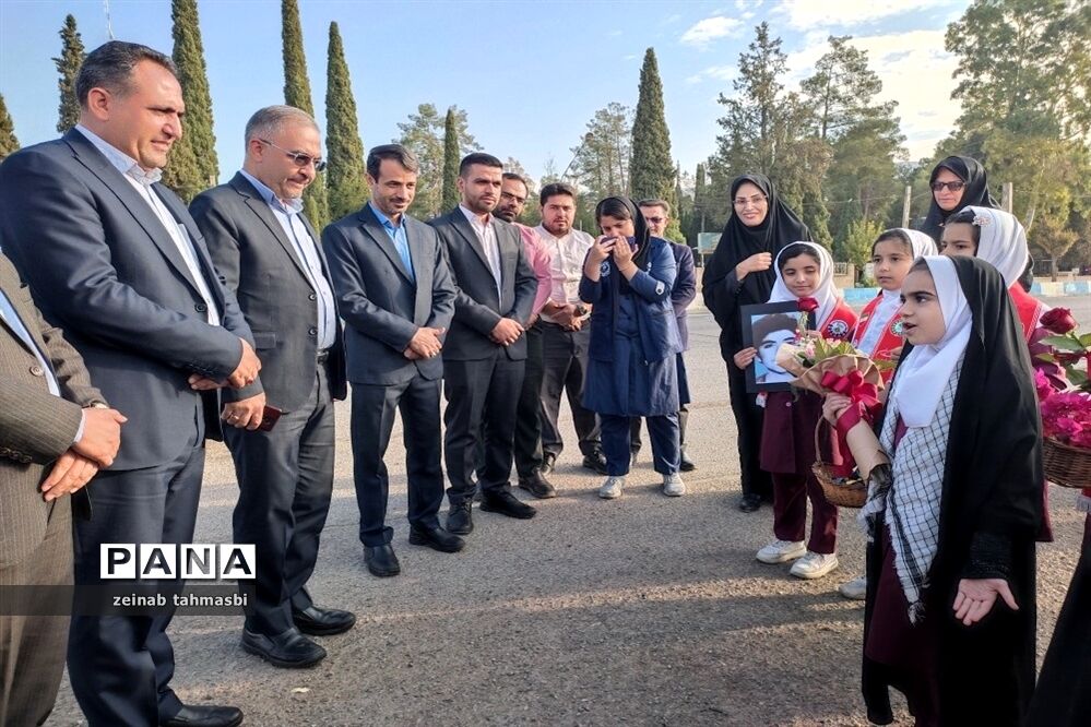 استقبال دانش‌آموزان و فرهنگیان شهرستان سروستان از مدیرکل آموزش و پرورش استان فارس