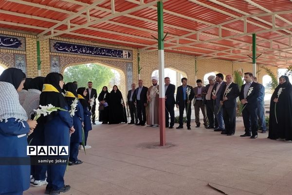 حضور مدیرکل آموزش و پرورش استان فارس در گلزار شهدای سروستان و ادای احترام به شهدای دانش‌آموز