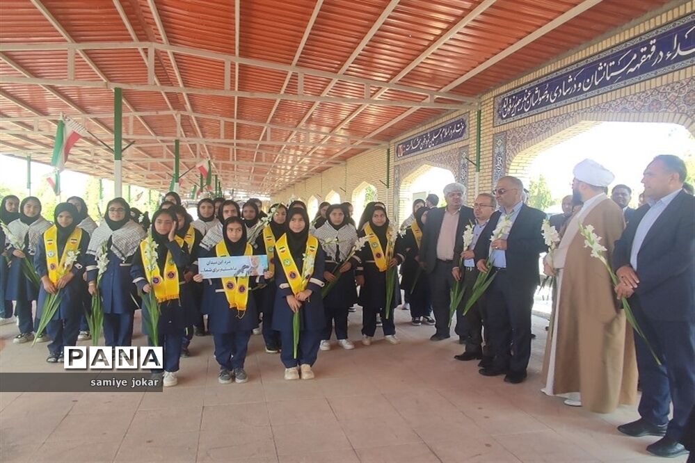 حضور مدیرکل آموزش و پرورش استان فارس در گلزار شهدای سروستان و ادای احترام به شهدای دانش‌آموز