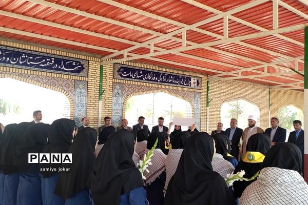 حضور مدیرکل آموزش و پرورش استان فارس در گلزار شهدای سروستان و ادای احترام به شهدای دانش‌آموز