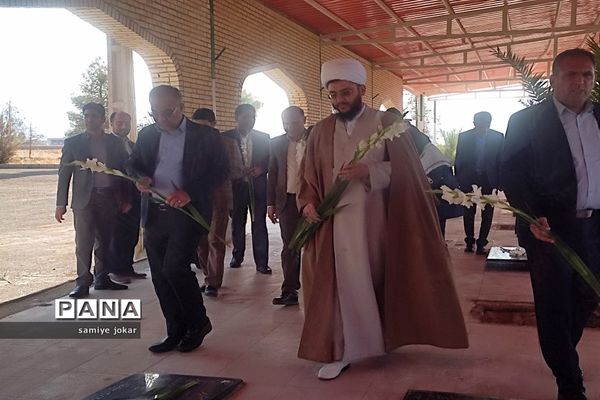 حضور مدیرکل آموزش و پرورش استان فارس در گلزار شهدای سروستان و ادای احترام به شهدای دانش‌آموز