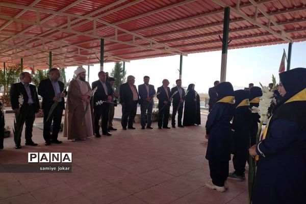 حضور مدیرکل آموزش و پرورش استان فارس در گلزار شهدای سروستان و ادای احترام به شهدای دانش‌آموز