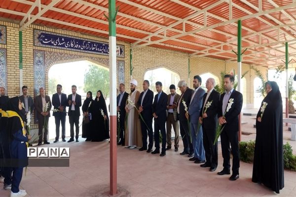 حضور مدیرکل آموزش و پرورش استان فارس در گلزار شهدای سروستان و ادای احترام به شهدای دانش‌آموز