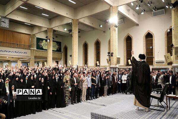 دیدار هزاران نفر از دانش‌آموزان و دانشجویان با مقام معظم رهبری