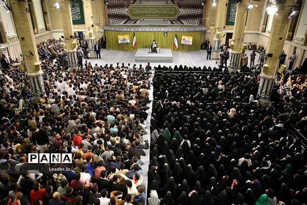 دیدار هزاران نفر از دانش‌آموزان و دانشجویان با مقام معظم رهبری