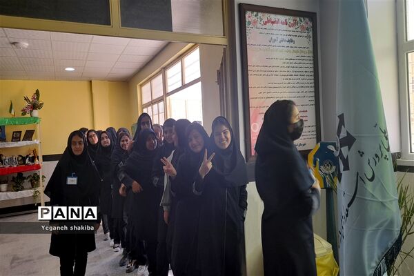 جشن روز دانش‌آموز و انتخابات شورای دانش‌آموزی در دبیرستان فرزانگان دوره دوم شهرستان اسفراین