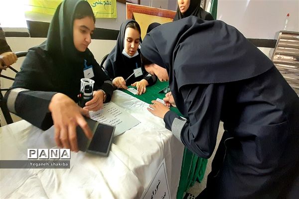 جشن روز دانش‌آموز و انتخابات شورای دانش‌آموزی در دبیرستان فرزانگان دوره دوم شهرستان اسفراین