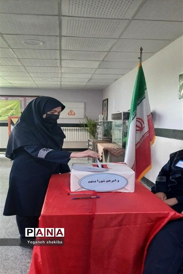 جشن روز دانش‌آموز و انتخابات شورای دانش‌آموزی در دبیرستان فرزانگان دوره دوم شهرستان اسفراین