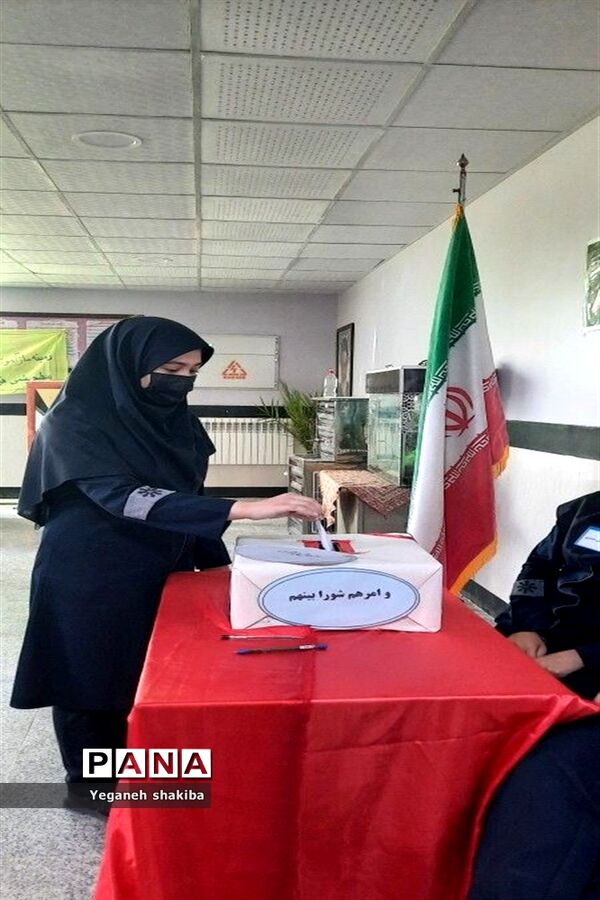جشن روز دانش‌آموز و انتخابات شورای دانش‌آموزی در دبیرستان فرزانگان دوره دوم شهرستان اسفراین