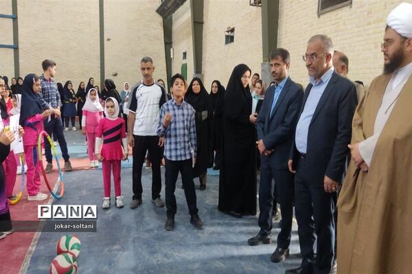 حضور مدیرکل آموزش و پرورش استان فارس در بین دانش‌آموزان ورزشکار شهرستان سروستان