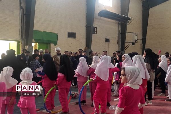 حضور مدیرکل آموزش و پرورش استان فارس در بین دانش‌آموزان ورزشکار شهرستان سروستان