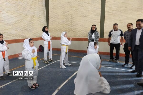 حضور مدیرکل آموزش و پرورش استان فارس در بین دانش‌آموزان ورزشکار شهرستان سروستان