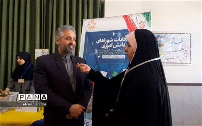 شورای دانش‌آموزی نقش بسزایی در مدرسه دارد