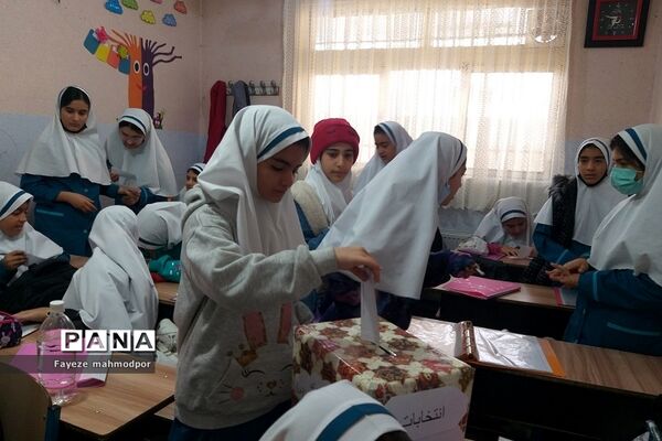 انتخابات شورای دانش‌آموزی در دو مدرسه کوثر و حضرت زهرا(س)‌یک رودهن