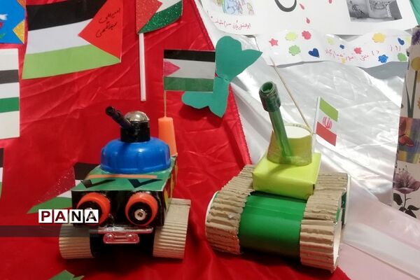 نمایشگاه دست سازه‌های استکبارستیزی، در دبستان پسرانه حضرت رسول اکرم شهرستان پردیس