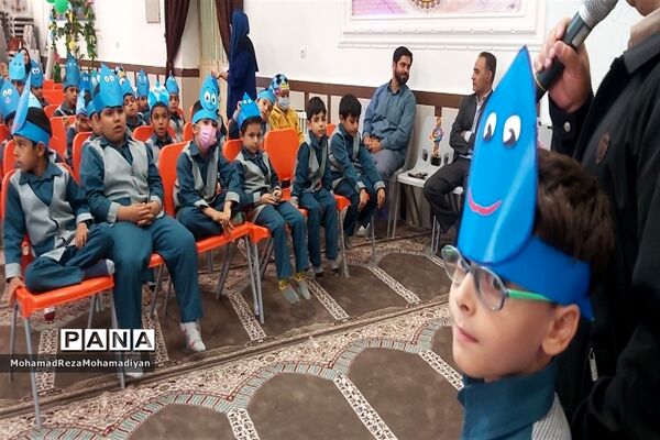 برگزاری جشن آب در دبستان شاهد آقا مصطفی خمینی (ره)کاشمر