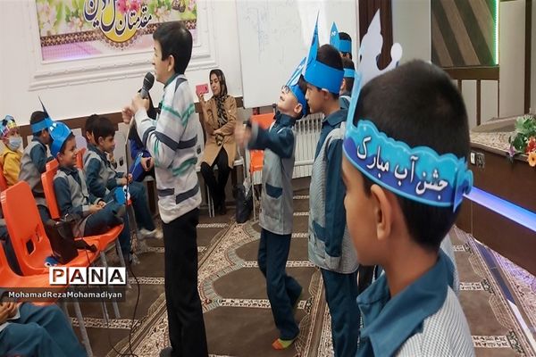 برگزاری جشن آب در دبستان شاهد آقا مصطفی خمینی (ره)کاشمر