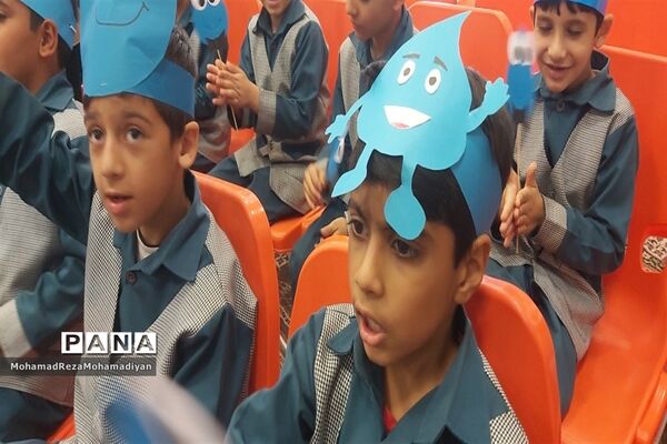 برگزاری جشن آب در دبستان شاهد آقا مصطفی خمینی (ره)کاشمر