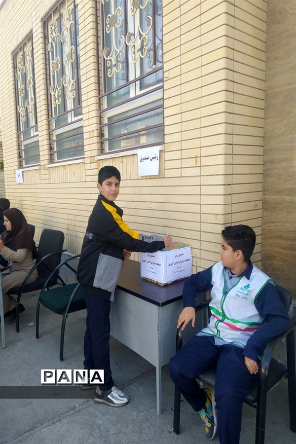 انتخابات شورای دانش‌آموزی مدرسه معلم دوره دوم