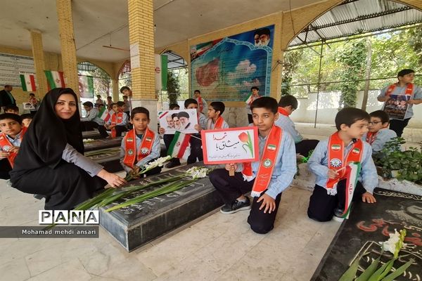 میثاق دانش‌آموزان ناحیه دو شیراز با شهدا به‌مناسبت هفته بسیج دانش آموزی