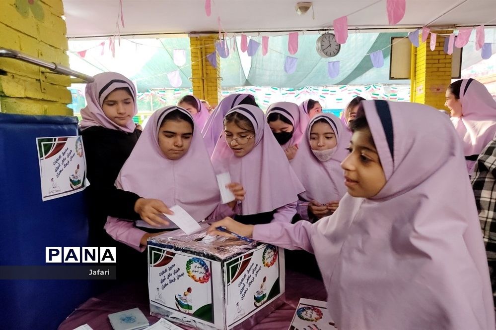 انتخابات شورای دانش‌آموزی در دبستان فرهنگ دختران منطقه ۱۳ تهر