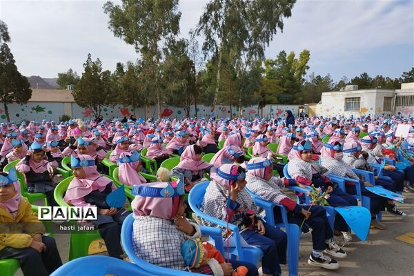 پانزدهمین جشنواره  واژه آب به همراه نواخته شدن زنگ آب در دبستان دخترانه ستایش شهر بهارستان