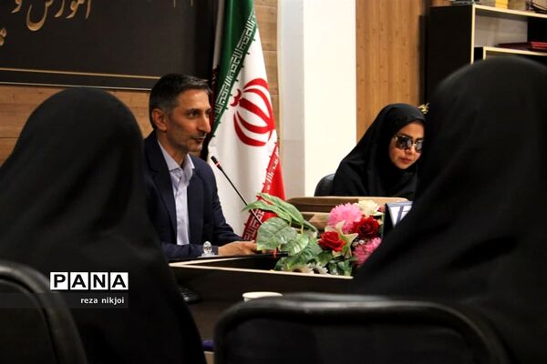 آیین تجلیل از نو معلمان ابتدایی ناحیه یک بهارستان