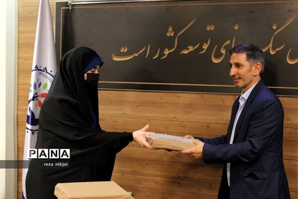 آیین تجلیل از نو معلمان ابتدایی ناحیه یک بهارستان
