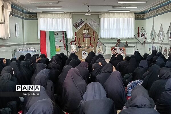 گرامیداشت روز دانش‌آموز در دبیرستان حضرت خدیجه (س) قم