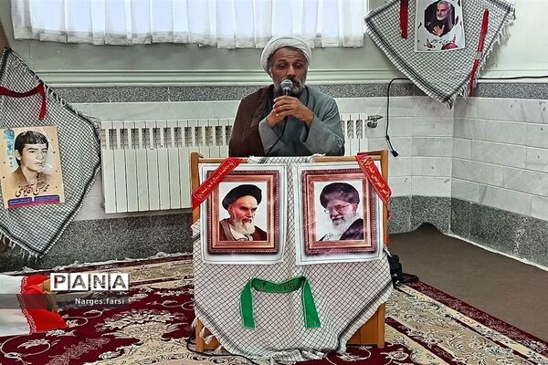 گرامیداشت روز دانش‌آموز در دبیرستان حضرت خدیجه (س) قم