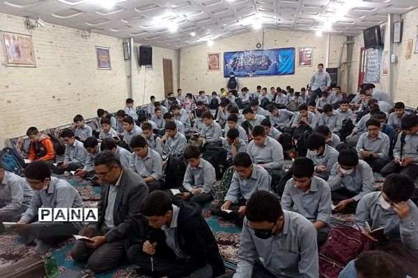 مراسم دعای توسل در دبیرستان شهید بهشتی ناحیه ۲ ری