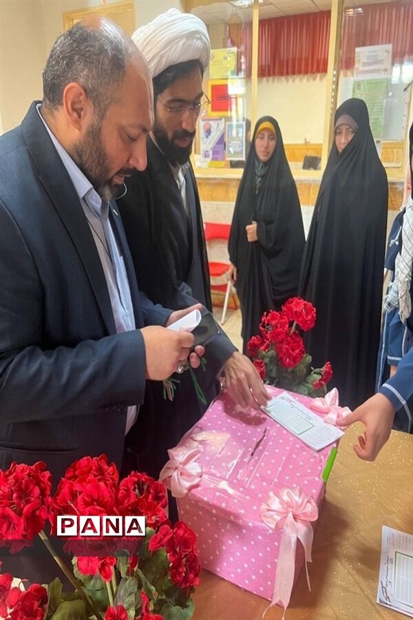 بازدید معاون پرورشی و فرهنگی البرز از برگزاری انتخابات شورای دانش آموزی