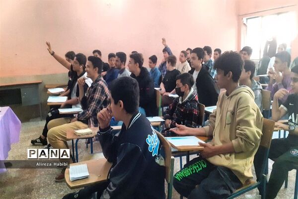 برگزاری کارگاه آموزش خبرنویسی ویژه دانش‌آموز خبرنگاران پسر در کانون شهدای فرهنگی ملارد