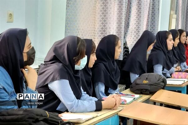 نمایشگاه دست سازه‌های هنرستان هنرهای زیبا ناحیه یک بهارستان