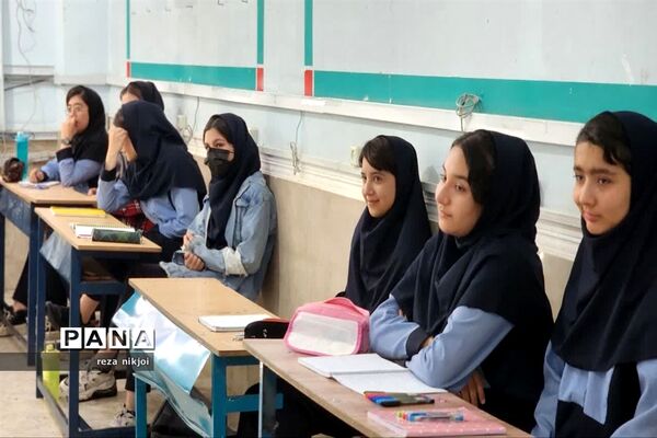 نمایشگاه دست سازه‌های هنرستان هنرهای زیبا ناحیه یک بهارستان