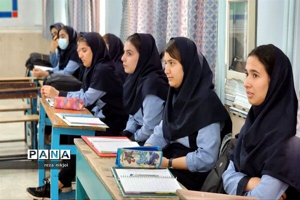 نمایشگاه دست سازه‌های هنرستان هنرهای زیبا ناحیه یک بهارستان