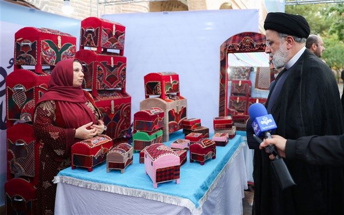 بازدید آیت الله رئیسی از نمایشگاه دستاوردهای بانوان کارآفرین استان کردستان