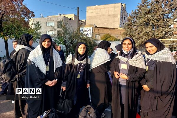 مراسم بدرقه و اعزام ۴۰۰ دانش‌آموز منطقه ۴ شهر تهران به اردوی راهیان نور