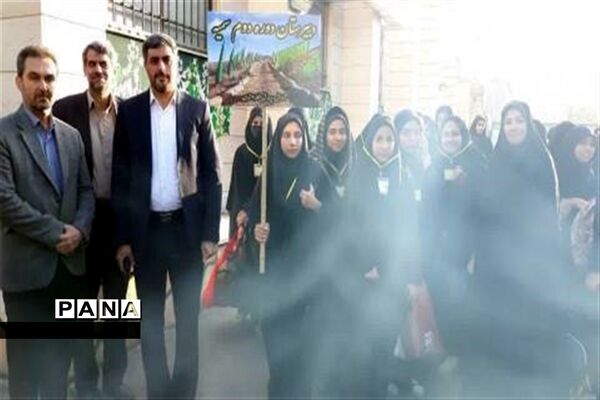 مراسم بدرقه و اعزام ۴۰۰ دانش‌آموز منطقه ۴ شهر تهران به اردوی راهیان نور