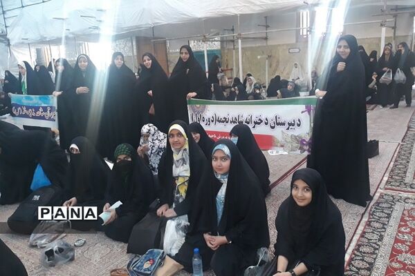 حضور دانش‌آموزان ناحیه دو ری در نماز جمعه