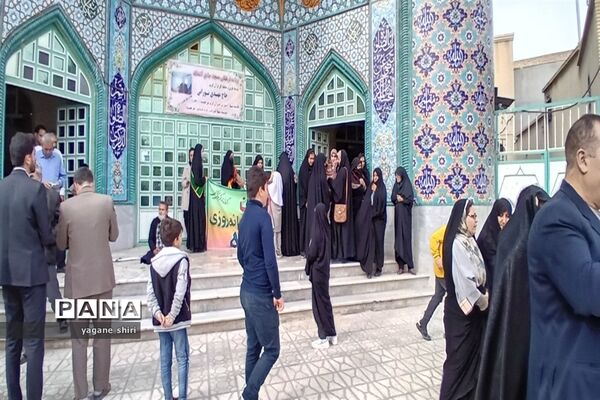 شرکت دانش‌آموزان شهرستان مانه وسملقان درنمازعبادی وسیاسی جمعه