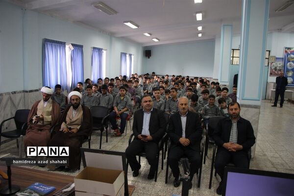 نشست نماینده ولی فقیه در مازندران با دانش‌آموزان دبیرستان سمپاد ساری