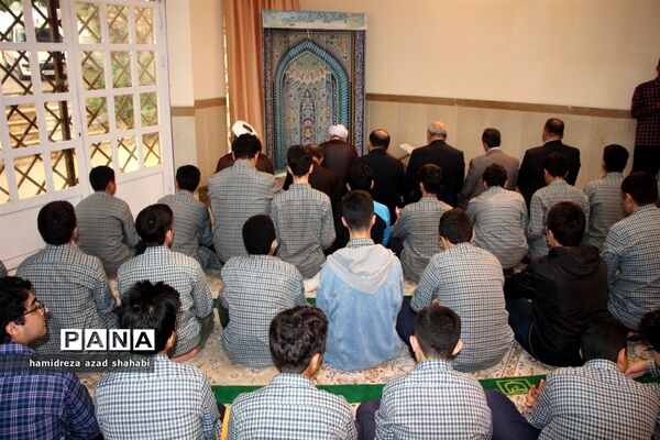 نشست نماینده ولی فقیه در مازندران با دانش‌آموزان دبیرستان سمپاد ساری