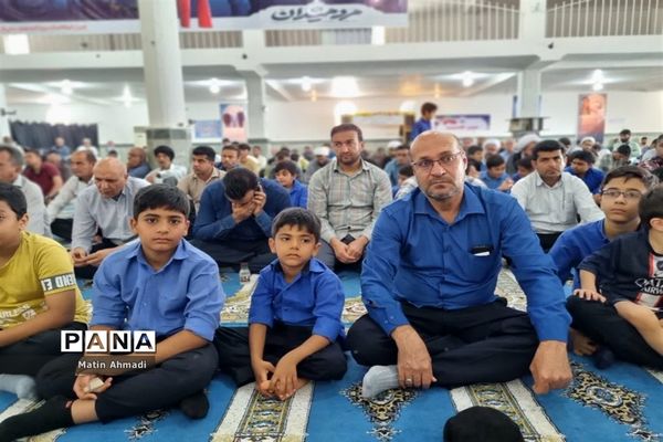 حضور پر شور دانش‌آموزان در نماز جمعه پارسیان